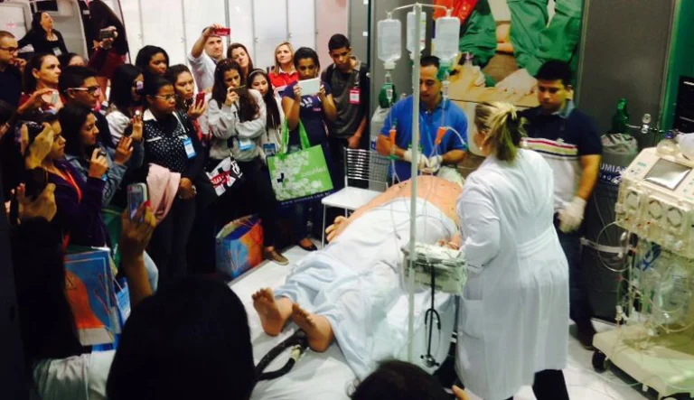 MEDPUC e Berkeley realizam simulações médicas na Feira Hospitalar