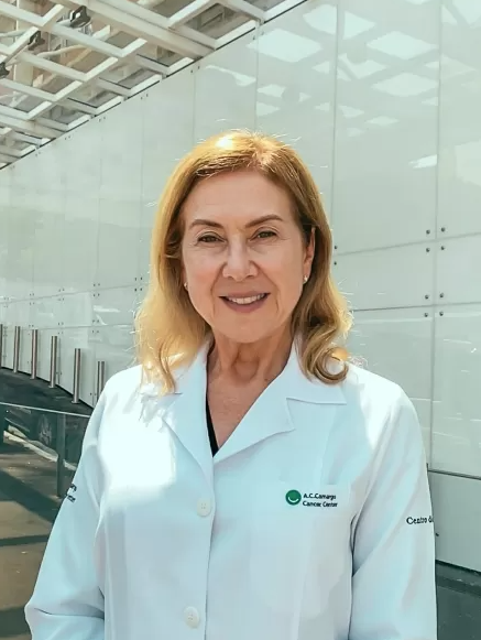 Cientista investiga a prevalência de câncer de mama hereditário no Brasil