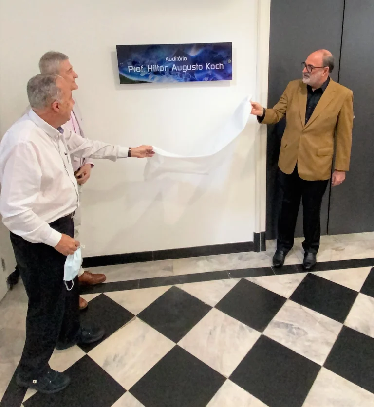 Auditório da Casa da Medicina ganha nome em homenagem ao professor Hilton Augusto Koch