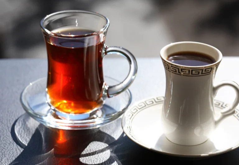 Consumo de café e chá podem diminuir risco de AVC e Demência