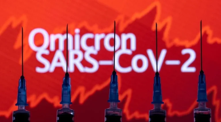 Variante Ômicron: mais transmissível, menos severa.