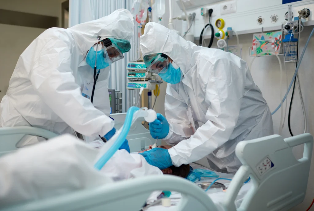 Inflamação prolongada pode estar ligada a problemas pulmonares pós-covid